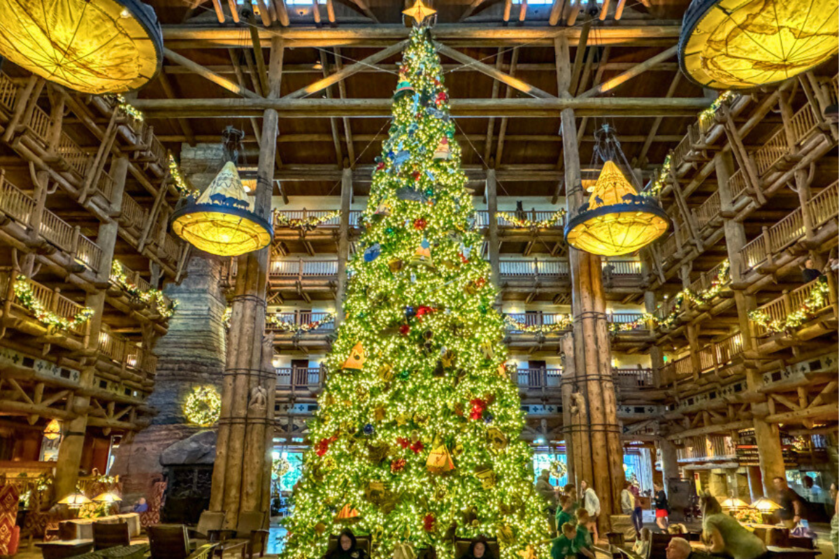 when do Christmas decorations go up at Disney World
